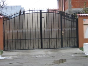Poarta cu portita mica inclusa pe cadru principal