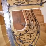 Scara elicoidala cu balustrada din fier